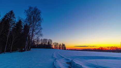 Zeitraffer-Der-Farbenfrohen-Untergehenden-Sonne-über-Der-Verschneiten-Landschaft-Bei-Sonnenuntergang