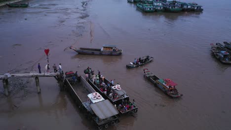 Vista-Aérea-De-Los-Trabajadores-Marítimos-Que-Suben-A-Pequeños-Botes-En-El-Embarcadero-Del-Río-Saigon,-Vietnam