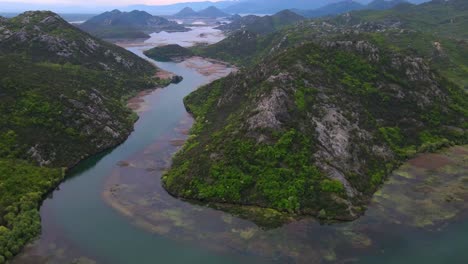 Río-Doblado-Y-Montañas,-Lago-Skadar,-Montenegro