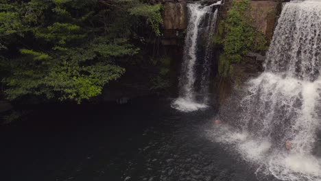 Mann-Schwimmt-Allein-Einsam-Unter-Wasserfall
