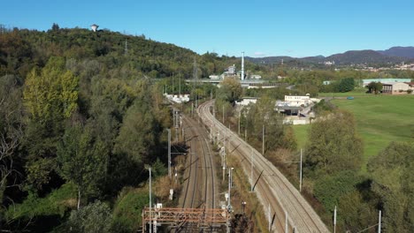 Drohnenansicht-Des-Eisenbahnknotenpunkts-Am-Tunnel-Monte-Olimpino-2-In-Der-Provinz-Como,-Der-Den-Güterverkehr-Zwischen-Chiasso-In-Der-Schweiz-Und-Mailand-In-Italien-Verbindet