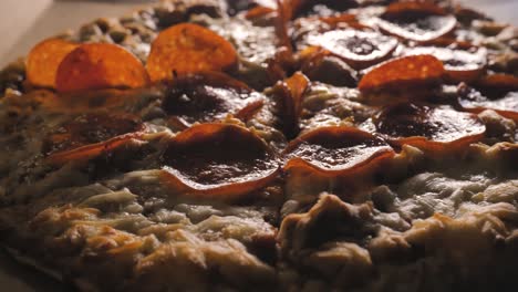 Peperoni-Pizza-Im-Italienischen-Stil,-Die-Das-Panorama-Umkreist