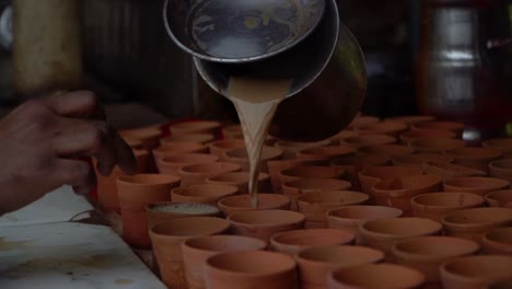 Street-Chai-Latte-In-Den-Straßen-Indiens-In-Tonbechern