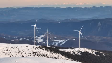 Turbinas-De-Viento-Funcionando-En-Las-Montañas-Apuseni