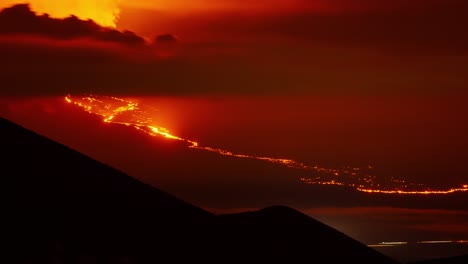 Mauna-Loa-eruption-seen-from-Mauna-Kea's-access-road