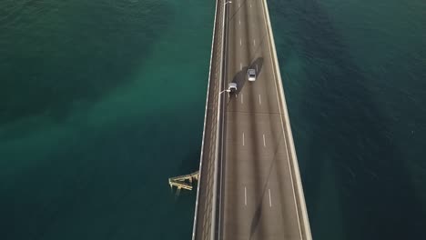 Autos,-Die-Die-Brücke-Auf-Den-Bahamas-überqueren