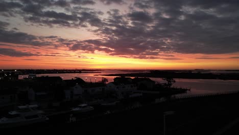 Eine-Luftaufnahme-Einer-Bucht-Auf-Long-Island,-Ny-Während-Eines-Farbenprächtigen-Sonnenaufgangs