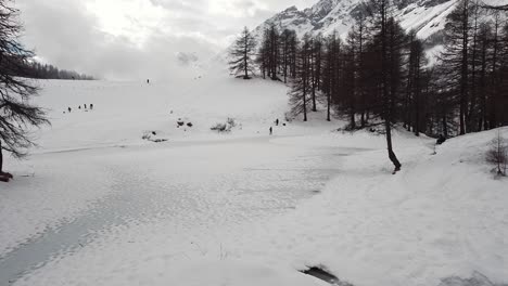 Luftaufnahme-Eines-Zugefrorenen-Bergsees-Im-Valle-D&#39;aosta,-In-Den-Italienischen-Alpen,-Im-Winter