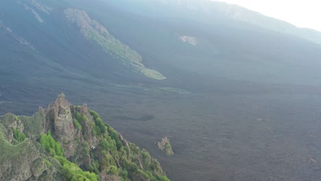 Drone-Volando-Sobre-El-Valle-De-Bove-Cerca-Del-Volcán-Etna-En-Italia