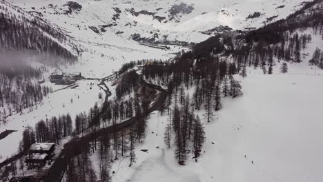 Vista-Aérea-De-Las-Montañas-Cubiertas-De-Nieve-En-El-Valle-De-Aosta,-En-Los-Alpes-Italianos,-En-Invierno