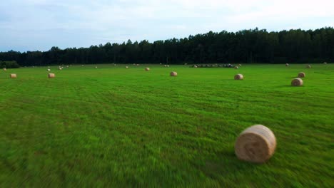 Los-Drones-Vuelan-Sobre-El-Campo-Agrícola-Con-Balas-De-Heno-Durante-El-Verano-En-Lituania