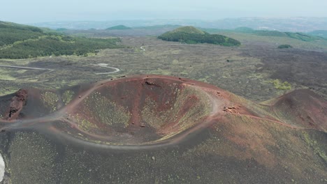 Drone-Volando-Sobre-Crateri-Silvestri-Cerca-Del-Volcán-Etna-En-Italia