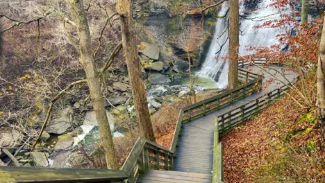 Schöne-Aussicht-Auf-Den-Wasserfall,-Der-Die-Treppe-Hinuntergeht