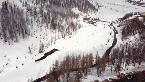 Luftaufnahme-Des-Schnees,-Der-Ein-Bergtal-Im-Valle-D&#39;aosta-In-Den-Italienischen-Alpen-Im-Winter-Bedeckt