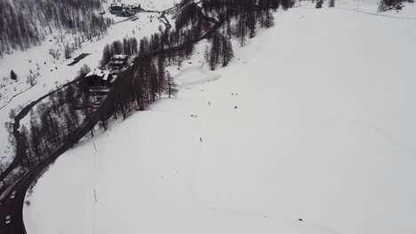 Vista-Panorámica-Aérea-De-Un-Valle-Montañoso-Cubierto-De-Nieve-En-El-Valle-D&#39;aosta,-En-Los-Alpes-Italianos,-En-Invierno