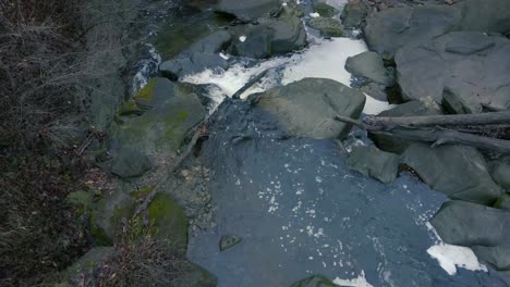 Kamera-Folgt-Dem-Wasserweg-Zum-Wasserfall