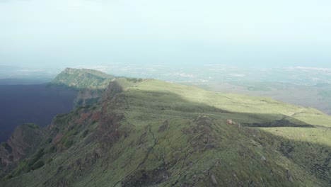 Drone-Volando-Sobre-El-Valle-De-Bove-Cerca-Del-Volcán-Etna-En-Italia