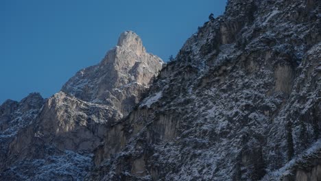 Dolomites-mountain-peaks-surrounding-Lake-Braies,-in-the-italian-alps,-in-winter