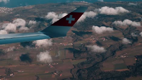 Vista-De-La-Ventana-Del-Avión,-Sobre-Suiza