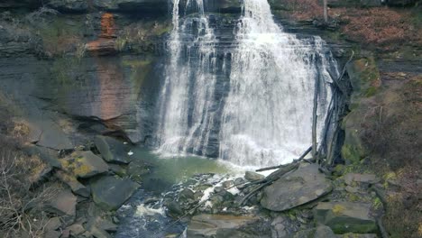 Breath-taking-view-of-waterfall-in-ohio