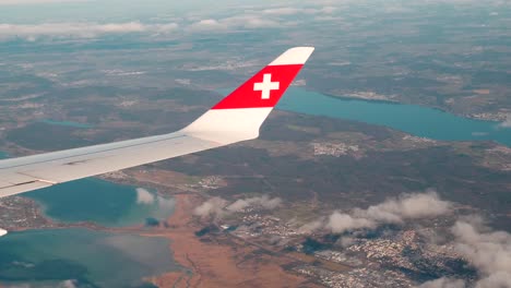 Blick-Aus-Dem-Flugzeugfenster-über-Die-Schweiz