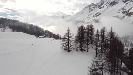 Luftpanoramablick-Auf-Die-Schneebedeckten-Berge-Im-Valle-D&#39;aosta,-In-Den-Italienischen-Alpen,-Im-Winter