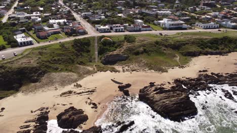 Panoramablick-Auf-Den-Strand-La-Pedrera-In-Uruguay-Und-Person,-Die-Gleitschirmfliegen-Praktiziert-Und-über-Den-Strand-Fliegt