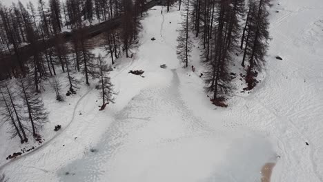 Luftaufnahme-über-Einen-Zugefrorenen-Bergsee-Im-Valle-D&#39;aosta,-In-Den-Italienischen-Alpen