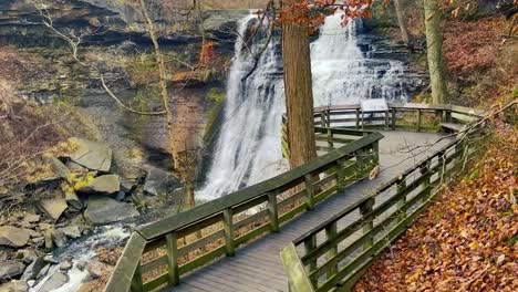 Mit-Blick-Auf-Den-Wasserfall-Zu-Fuß-Zum-Wasserfall