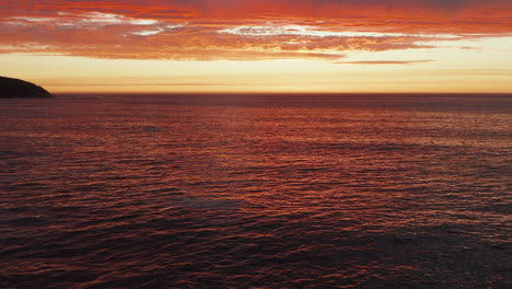 Goldener-Sonnenuntergang-über-Der-Landschaft-Des-Atlantischen-Ozeans,-Gesehen-Von-Bakoven-In-Kapstadt,-Südafrika