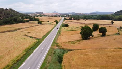 Vista-Aérea-De-Drones-De-Una-Autocaravana-Conduciendo-En-Lerida,-Cataluña,-Norte-De-España