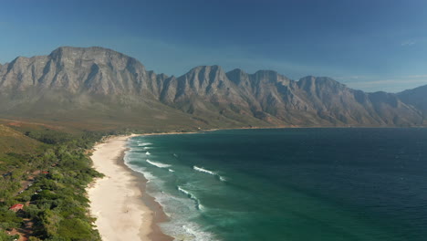 Meereswellen,-Die-Am-Sandufer-Am-Kogel-Bay-Beach-In-Gordon&#39;s-Bay,-Südafrika,-Plätschern