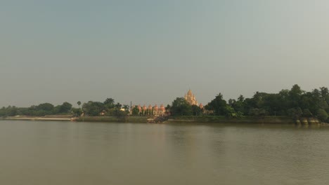 El-Templo-Dakshineswar-Kali-Se-Ve-Desde-El-Embarcadero-Ghat-O-Ferry-Con-El-Río-Hooghly-En-Primer-Plano