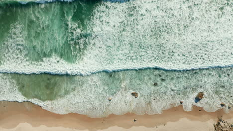 Blick-Von-Oben-Auf-Die-Sandige-Küste-Von-Kogel-Bay-Beach-Mit-Schäumenden-Wellen-Im-Sommer-In-Kapstadt,-Südafrika