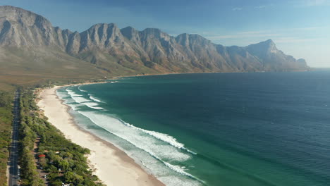 Atemberaubende-Aussicht-Auf-Den-Strand-Von-Kogel-Bay-In-Der-Nähe-Von-Kapstadt,-Südafrika---Drohnenaufnahme-Aus-Der-Luft