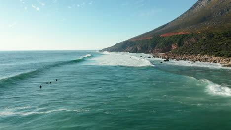 Surfistas-Surfeando-En-La-Playa-De-La-Bahía-De-Kogel-Con-Olas-Perfectas-En-Ciudad-Del-Cabo,-Sudáfrica