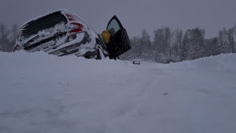 Verstörter-Mann-Klettert-Nach-Unfall-Im-Schnee-Aus-Auto
