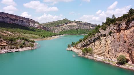 Luftdrohnenansicht-Des-Flusses-Blue-Emerald-Noguera-Ribagorzana-In-Ager,-Katalonien-Und-Aragon,-Spanien