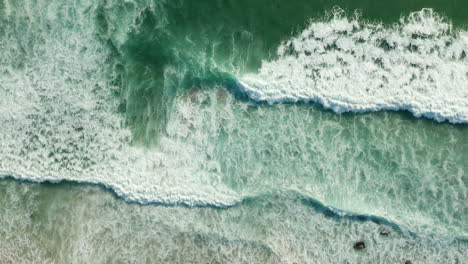 Schäumende-Wellen-Am-Strand-Von-Kogel-Bay-Im-Sommer-In-Kapstadt,-Südafrika
