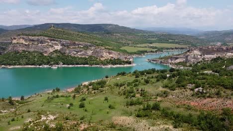 Congost-De-Mont-Rebei-Canyon-Bei-Ager,-Katalonien-Und-Aragon,-Spanien---Luftdrohnenansicht-Des-Blauen-Smaragdgrünen-Flusses-Noguera-Ribagorçana-Und-Des-Wunderschönen-Grünen-Tals