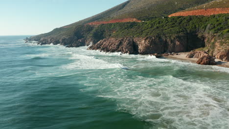 Wellen,-Die-Auf-Schroffen-Klippen-Am-Kogel-Bay-Beach,-Kapstadt,-Südafrika-Spritzen---Luftdrohnenaufnahme