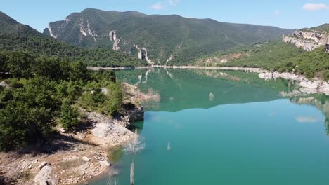Congost-De-Mont-Rebei-Canyon-Bei-Ager,-Katalonien-Und-Aragon,-Spanien---Luftdrohnenansicht-Des-Blauen-Smaragdgrünen-Flusses-Noguera-Ribagorzana,-Grüne-Berge-Und-Wasserspiegel