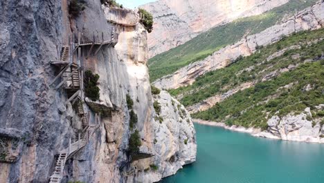 Pasarelas-De-Montfalco-Bei-Congost-De-Mont-Rebei-Canyon,-Katalonien-Und-Aragon,-Nordspanien---Luftdrohnenblick-Auf-Die-Gefährlichen-Treppen-Und-Den-Wanderweg-Entlang-Der-Steilen-Klippen