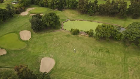 Orbit-Luftaufnahme-Von-Golfer-Und-Caddy-Im-Golfclub-Von-Buenos-Aires