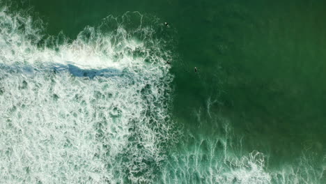 Vista-De-Arriba-Hacia-Abajo-De-Los-Surfistas-En-La-Playa-De-La-Bahía-De-Kogel-En-Ciudad-Del-Cabo-Sudáfrica---Toma-Aérea-De-Drones
