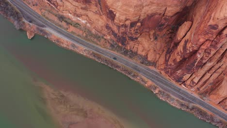 Birdseye-Luftaufnahme-Eines-Dunklen-Lieferwagens-In-Der-Canyon-Road,-Utah-State-Route-Am-Colorado-River,-Drohnenaufnahme-Von-Oben-Nach-Unten