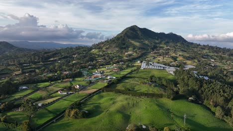 Luftaufnahme-Von-Grünen-Hügeln-Und-Wiesen-Von-San-Nicolas-Valley,-Kolumbien