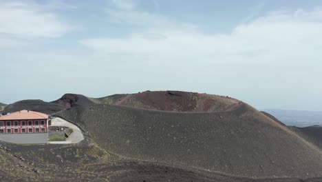 Drohne-Fliegt-über-Krater-Silvestri-In-Der-Nähe-Des-Vulkans-ätna-In-Italien