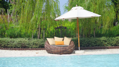 Regenschirm-Mit-Bettpool-Um-Schwimmbad---Urlaubs--Und-Urlaubskonzept