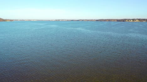 Ruhiges-Blaues-Wasser-Des-Table-Rock-Lake-Im-Mittleren-Westen-Von-Branson-Missouri-Mit-Bootsfahrt-Im-Hintergrund